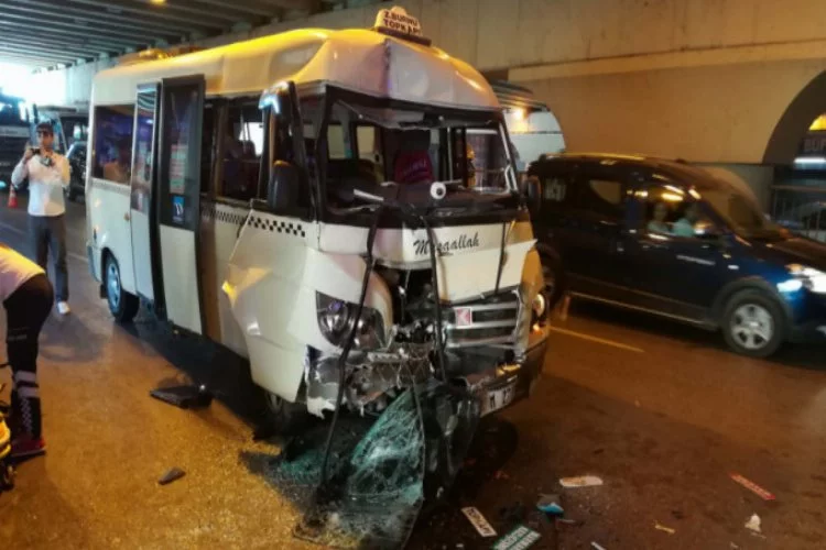 Halk otobüsüne minibüs çarptı: Yaralılar var