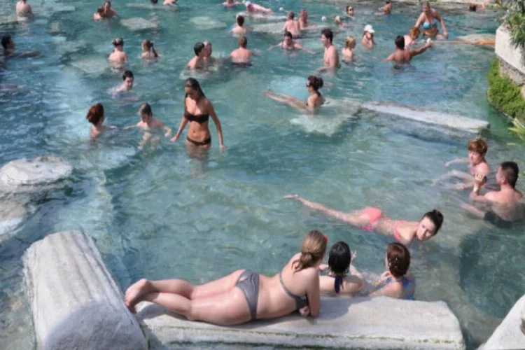 Brezilyalı 2 kadın turist, antik havuzda boğulma tehlikesi geçirdi
