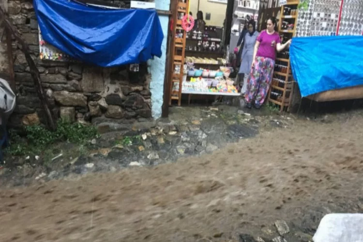 Bursalılar şiddetli yağmura hazırlıksız yakalandı