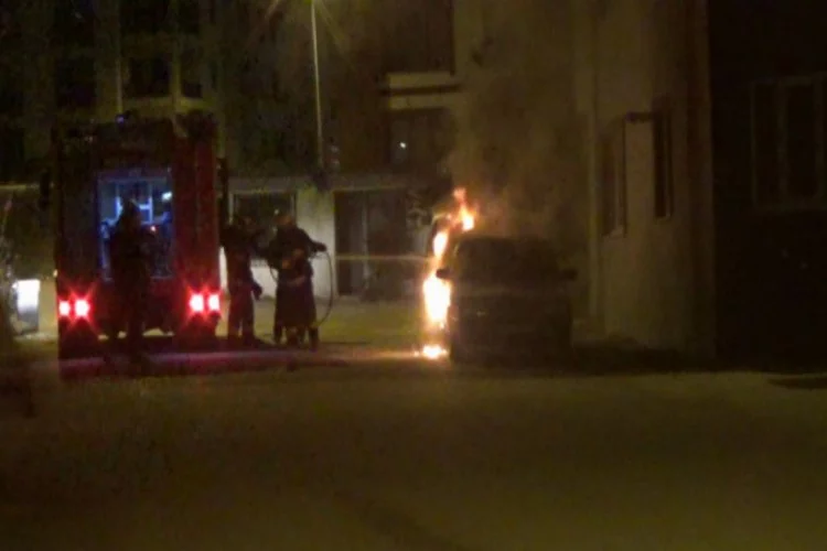 Bursa'da korku dolu anlar! Çalıntı otomobil alev alev yandı