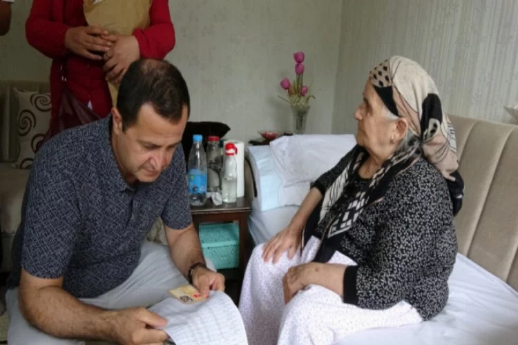 Bursa'da seyyar sandık uygulamasıyla evinde oy kullandı