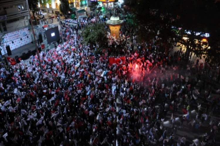 Vatandaşlar Bursa'da kutlamalar yapıyor