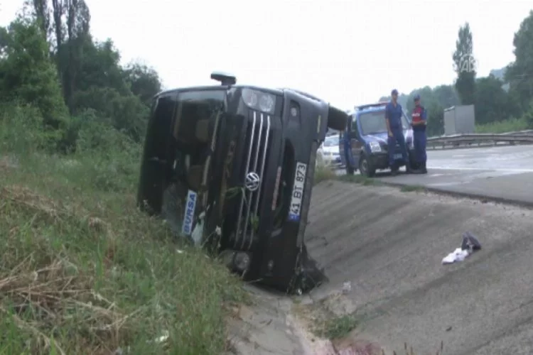 Yalova-Bursa karayolunda minibüs sulama kanalına devrildi: 3 yaralı