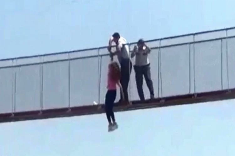 Köprüden atlayan kadını polis havada yakaladı