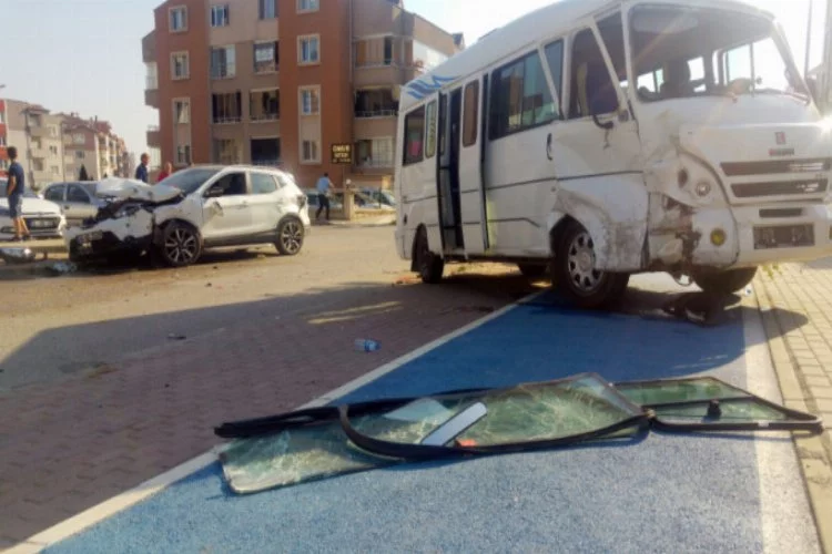 Bursa'da işçileri taşıyan servis minibüsü kaza yaptı! Çok sayıda yaralı var