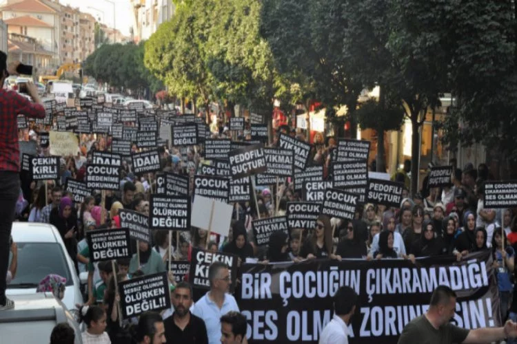 Bursa'da kadınlar çocuk istismar ve cinayetlerine karşı yürüdü