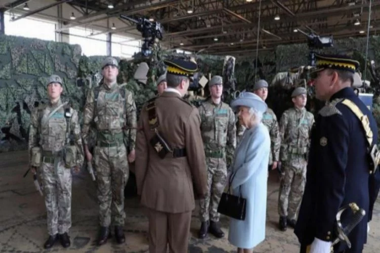 Kraliçe kışlayı ziyaret etti! Askerlerin cinsel ilişki videosu ortaya çıkınca...