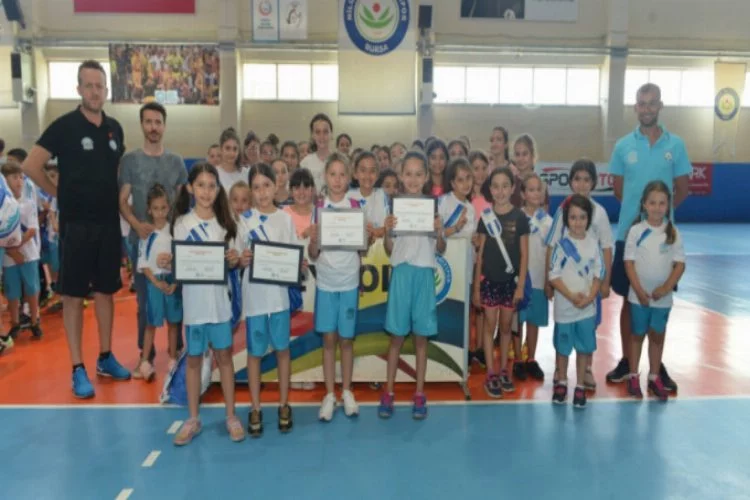 Bursa'da yaz spor okullarında sertifika sevinci
