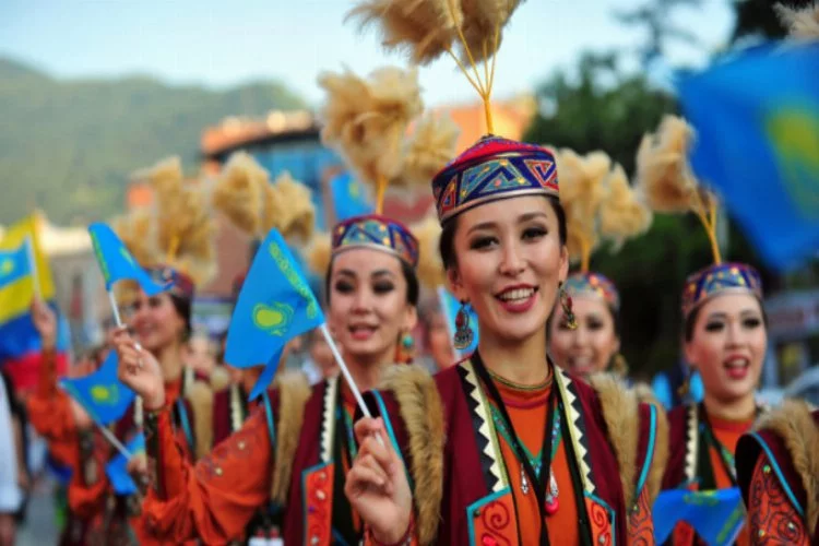 Bursa sokakları, ülkelerin dansçılarıyla şenlendi