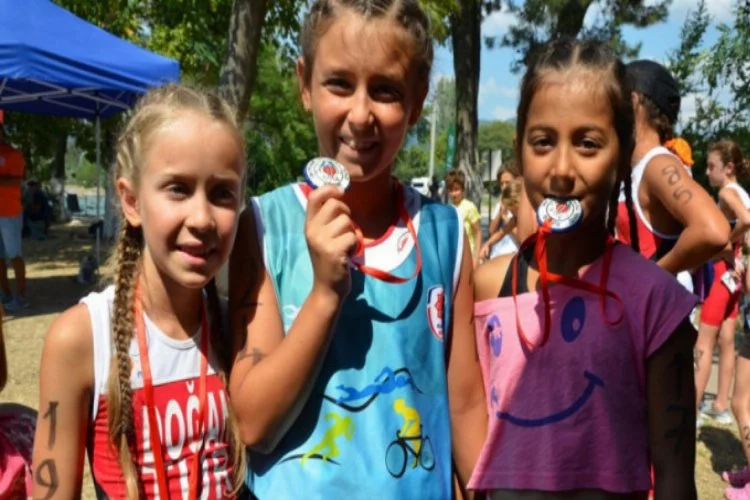 Bursa'da triatlon şampiyonlarına madalyaları takdim edildi