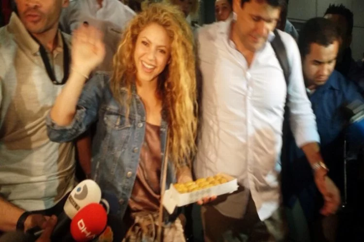 Shakira, Türkiye'ye gelir gelmez baklava yedi!