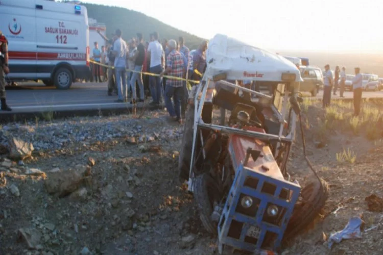 Traktör şarampole yuvarlandı: 4 ölü, çok sayıda yaralı