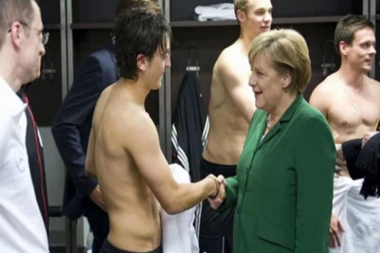 Merkel'den Mesut Özil'in milli takımı bırakmasına ilk yorum