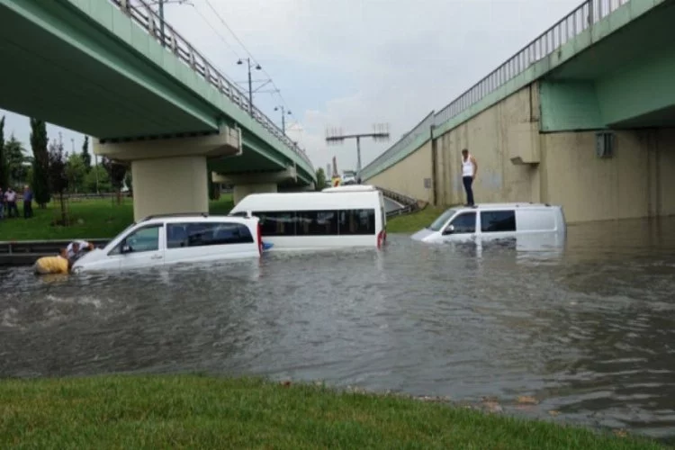 Sel felaketi! Araçlar sulara gömüldü