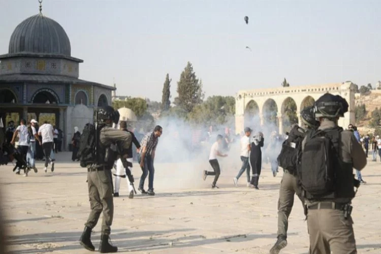 İsrail polisinden Cuma namazı sonrası cemaate saldırı