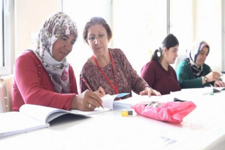 Bursa'da köylü kadınlar, okuma yazma öğreniyor
