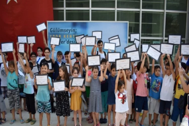 Nilüfer Yaz Okulları'na katılan çocuklar sertifikalarını aldı