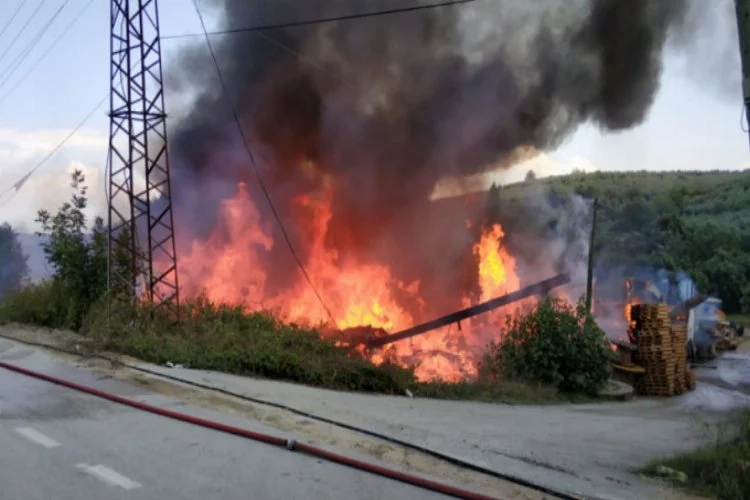 Bursa'da fabrika alev alev yandı