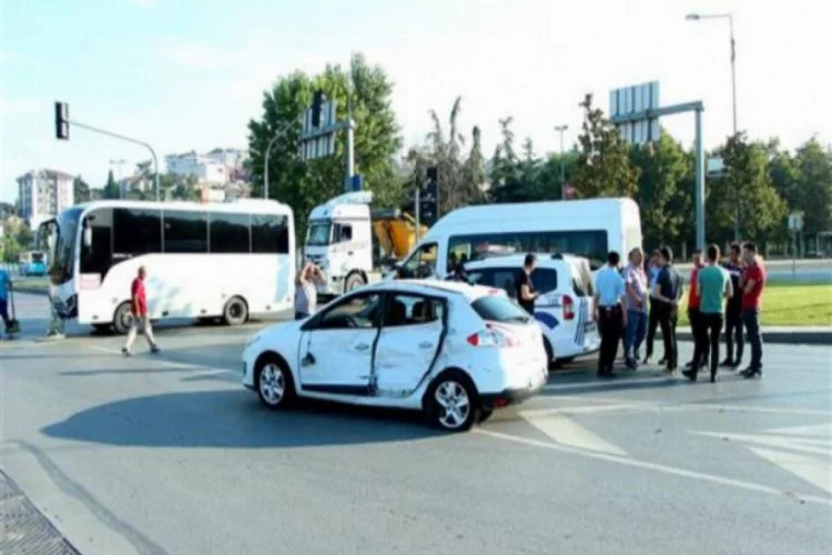 Çevik kuvvet polislerini taşıyan midibüs otomobille çarpıştı: 5 yaralı