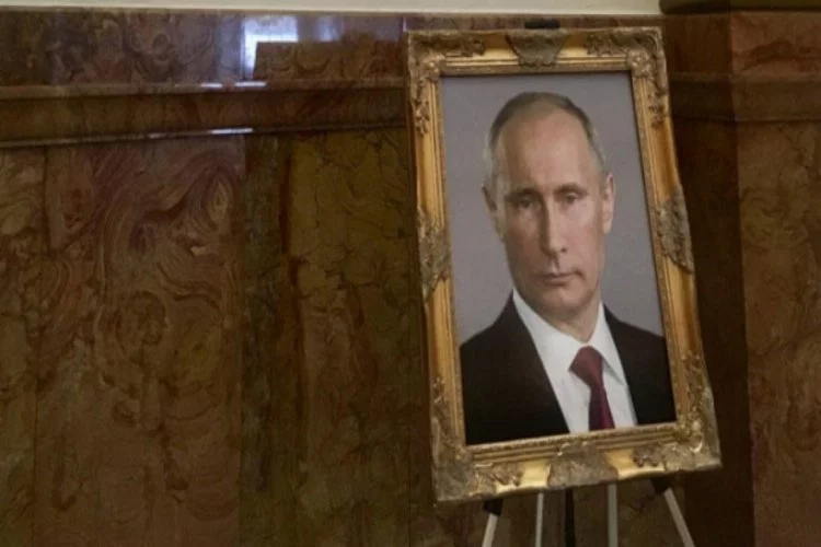 Hükümet binasında Putin tablosu!