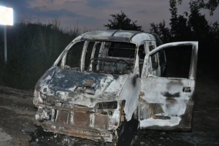 Bursa'da alev alev yanan minibüs küle döndü