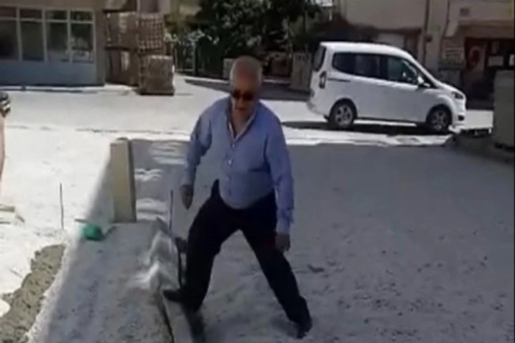 Bursa'da kaldırım taşlarını beğenmeyen muhtar ayağıyla yıktı
