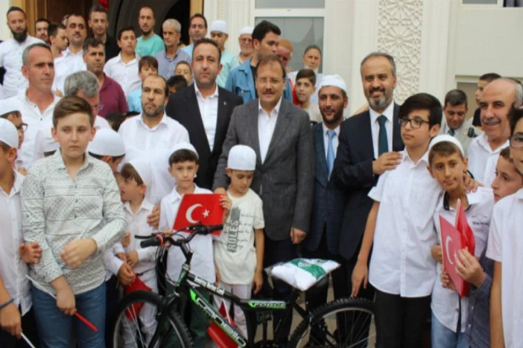 Bursa'da sabah namazına gelen çocuklara bisiklet hediye ettiler