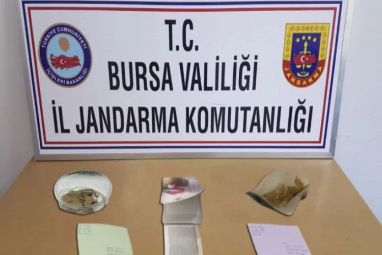 Bursa'da kargoyla gönderilmek istenen kartpostallardan uyuşturucu çıktı