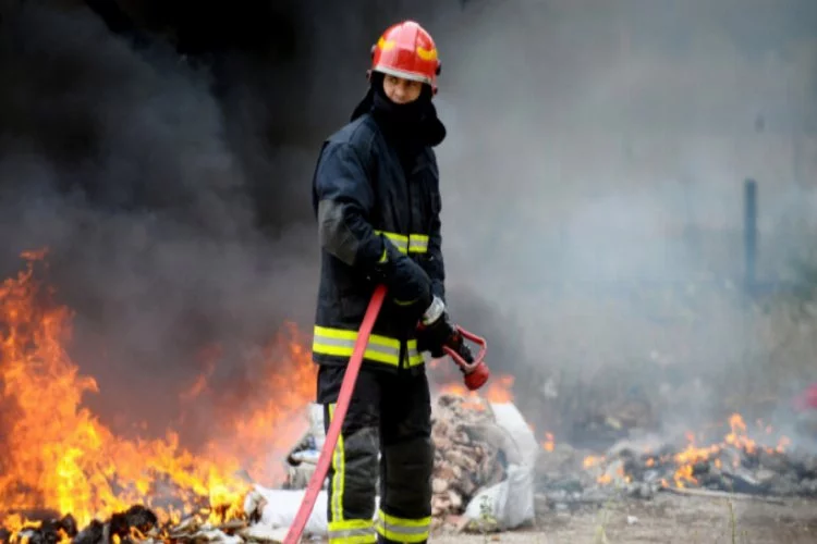 Bursa'da boş bir araziye bırakılan tekstil atıkları alev alev yandı