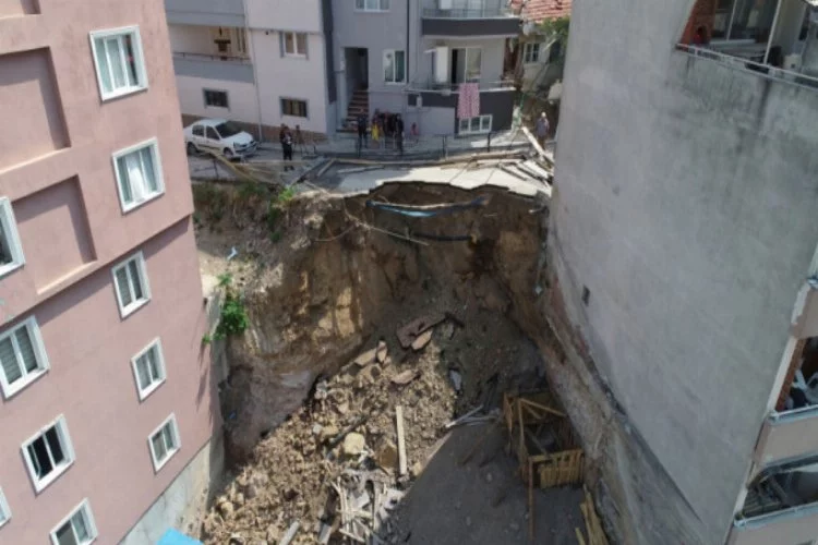 Bursa'da inşaatın temel kazısında toprak kaydı! Mahalleli evlerine giremiyor