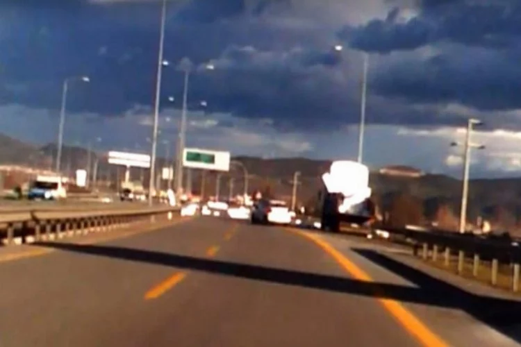 Bursa'da kamyondan dökülen köpükler trafiği karıştırdı