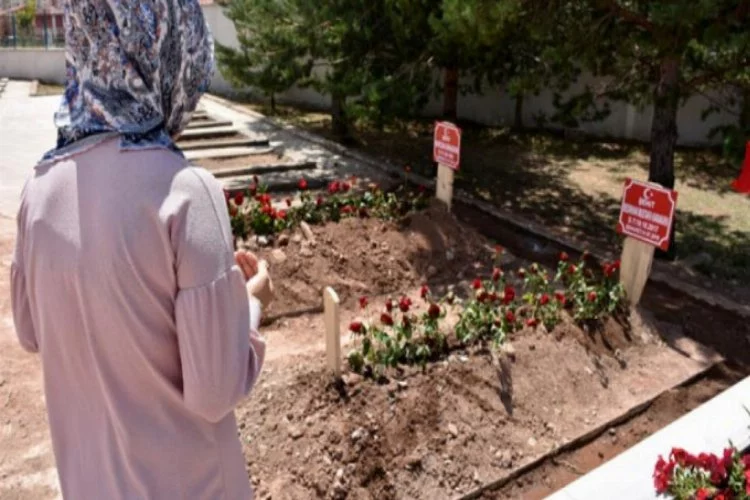 Şehit anne ve 10 aylık oğlunun mezarlarına ziyaretçi akını