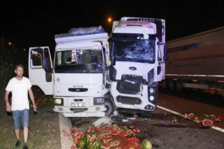 Bursa'da feci kaza! Karpuzlar yola saçıldı
