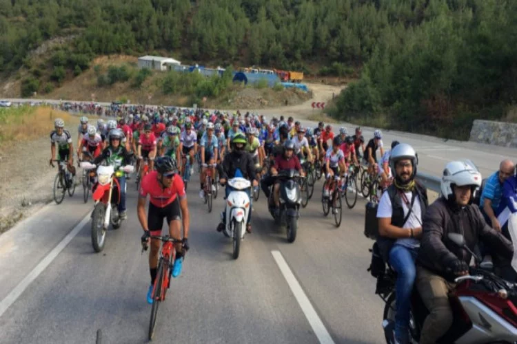 Yüzlerce bisikletçi Uludağ'a pedal çevirdi