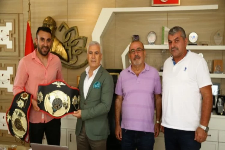 Başkan Bozbey'den milli boksör Arslan'a destek