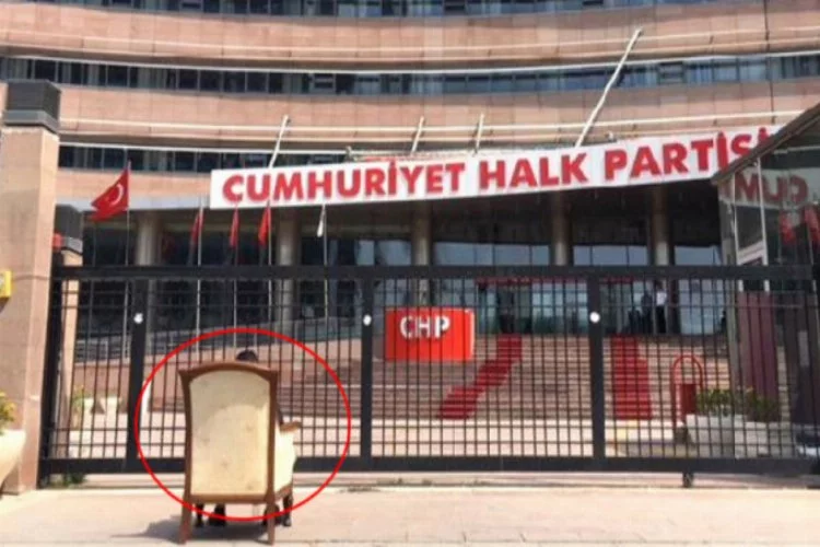 CHP Genel Merkezi önüne gelenler bu tabloyla karşılaşıyor