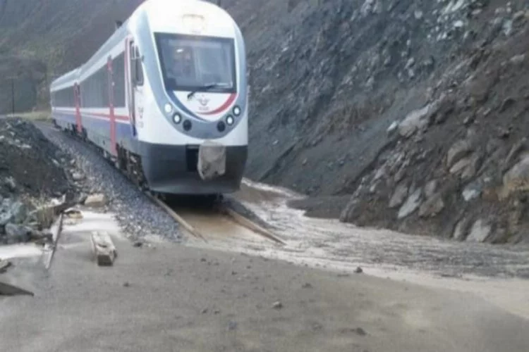 Erzincan-Sivas demiryolu heyelan nedeniyle ulaşıma kapandı