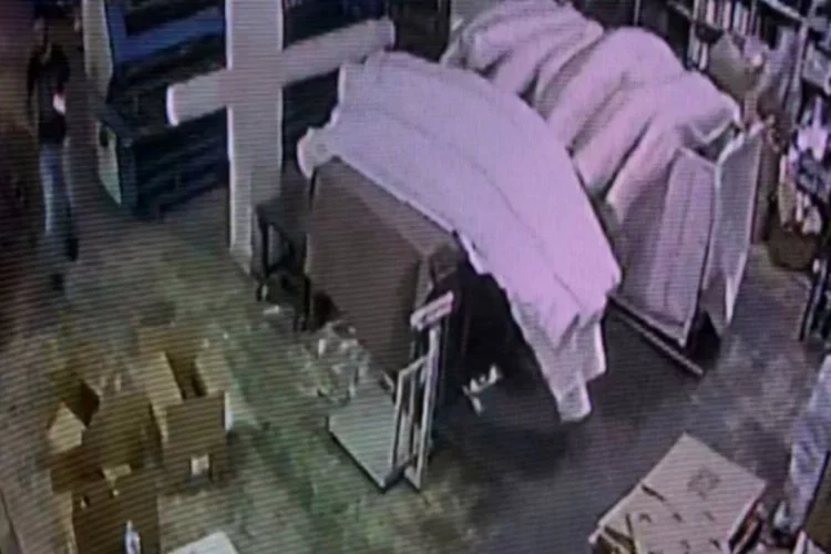 Bursa'da fabrikada hırsızlık anı anbean kamerada!