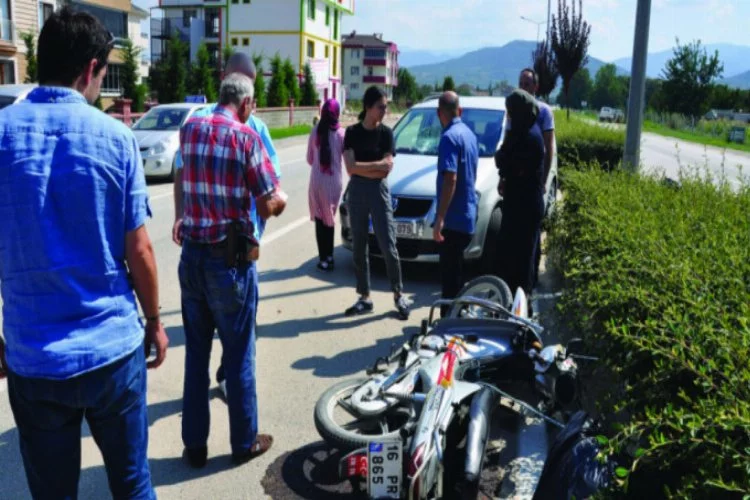 Bursa'da motosiklet otomobil ile çarpıştı!