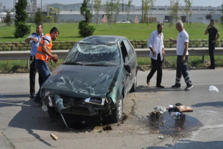 Bursa'da feci kaza! Yaralı sürücü, hurdaya dönen otomobilini inceledi