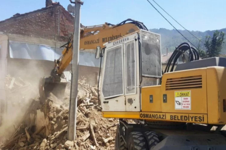 Bursa'da tehlike saçan metruk binada yıkım