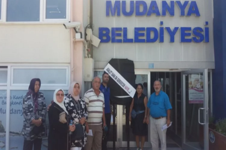 Bursa'da davayı kazanan esnaf soluğu belediyenin önünde aldı