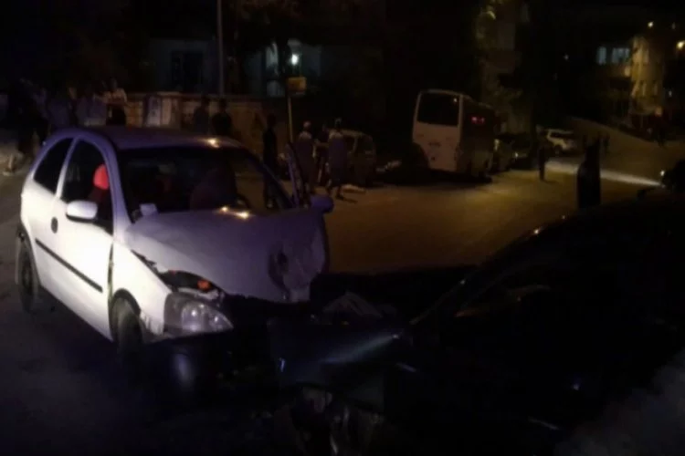 Bursa'da feci kaza! Hurdaya dönen araçlarda can pazarı