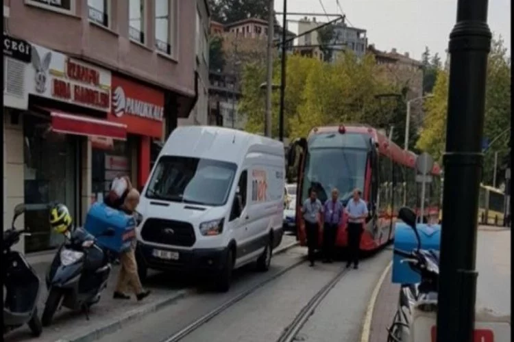 Bursa'da büyük sorumsuzluk! Tramvay dakikalarca bekledi