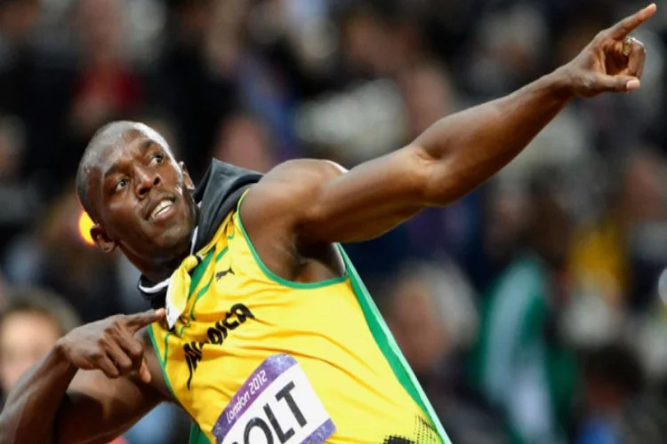 Usain Bolt sözleşmeyi imzalıyor