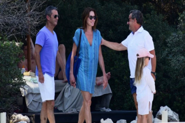 Sarkozy ve dünyaca ünlü şarkıcı eşi tatil cennetinde