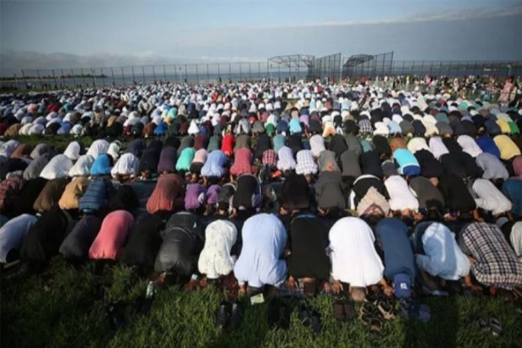 Binlerce Müslüman orada bir araya geldi