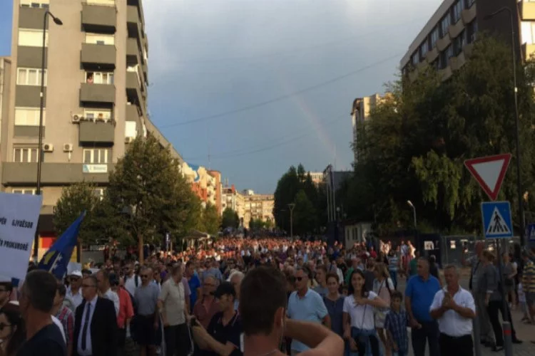 Kosova'da protestolar giderek büyüyor!