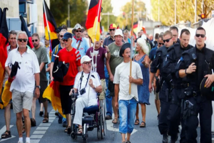 Nazilerin yürüyüşüne polis desteği