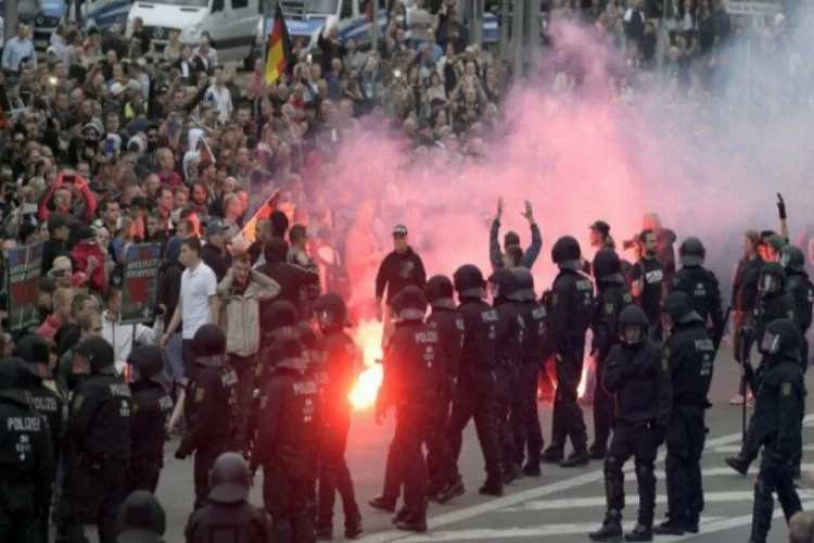 Almanya'da ırkçı gösteriler giderek büyüyor!